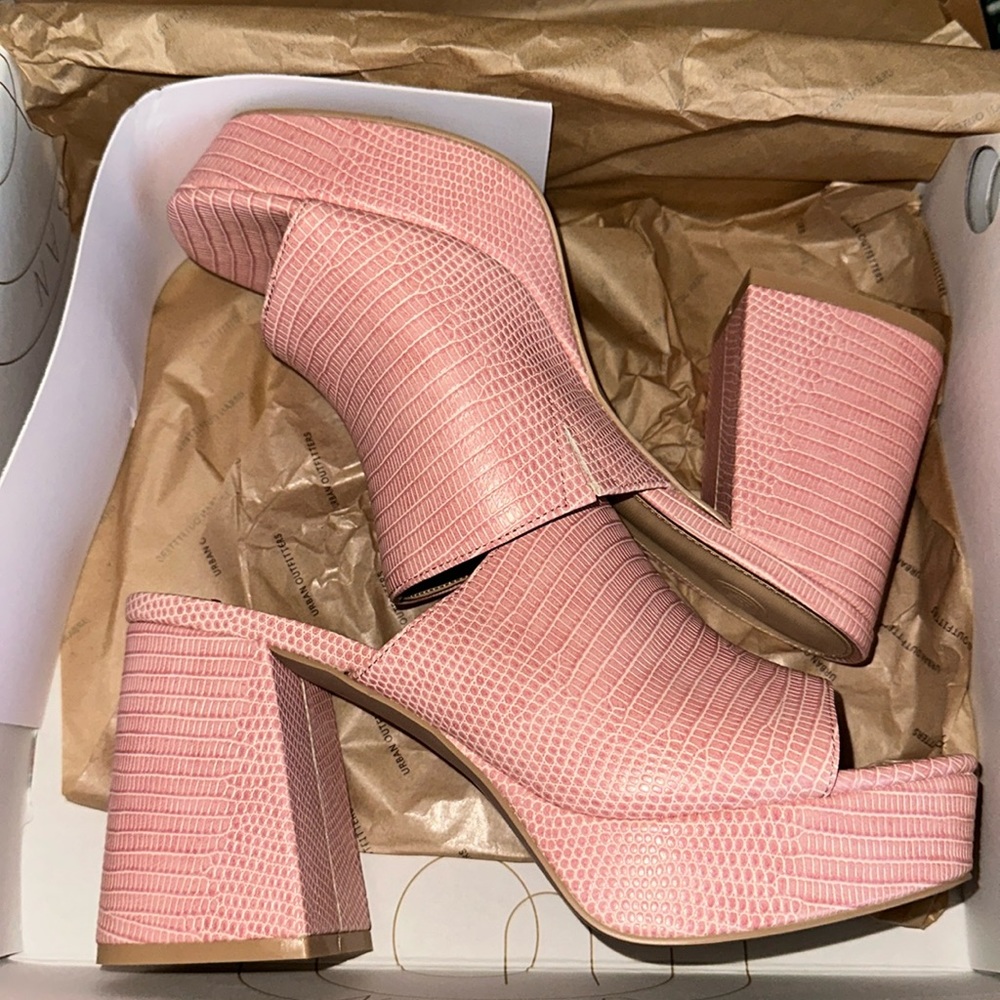 URBAN OUTFITTERS CROC PLATFORM